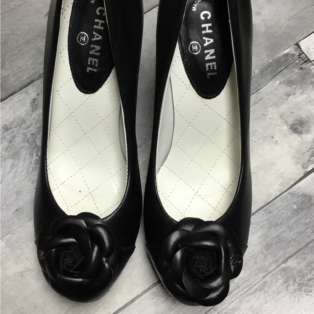 Black Leather Floral Pumps